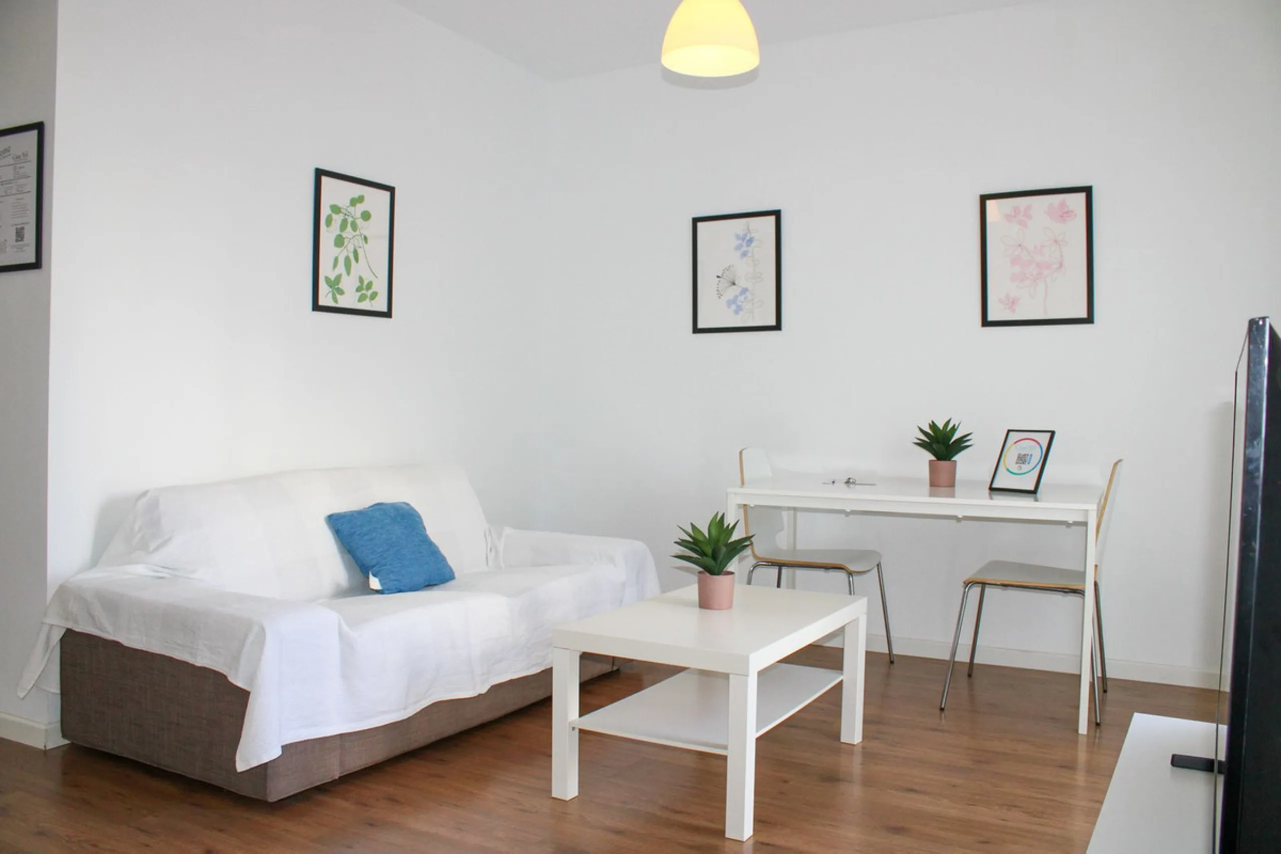 Townhouse with three apartments in excellent condition and best location in Maro, roof terrace with 360 degree views of the Mediterranean Sea and surrounding mountains. The house has a total of 4 bedrooms, 3 bathrooms and 1 toilet. Tourist license availab