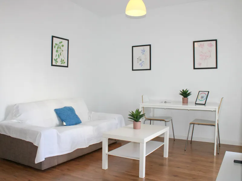 Townhouse with three apartments in excellent condition and best location in Maro, roof terrace with 360 degree views of the Mediterranean Sea and surrounding mountains. The house has a total of 4 bedrooms, 3 bathrooms and 1 toilet. Tourist license availab