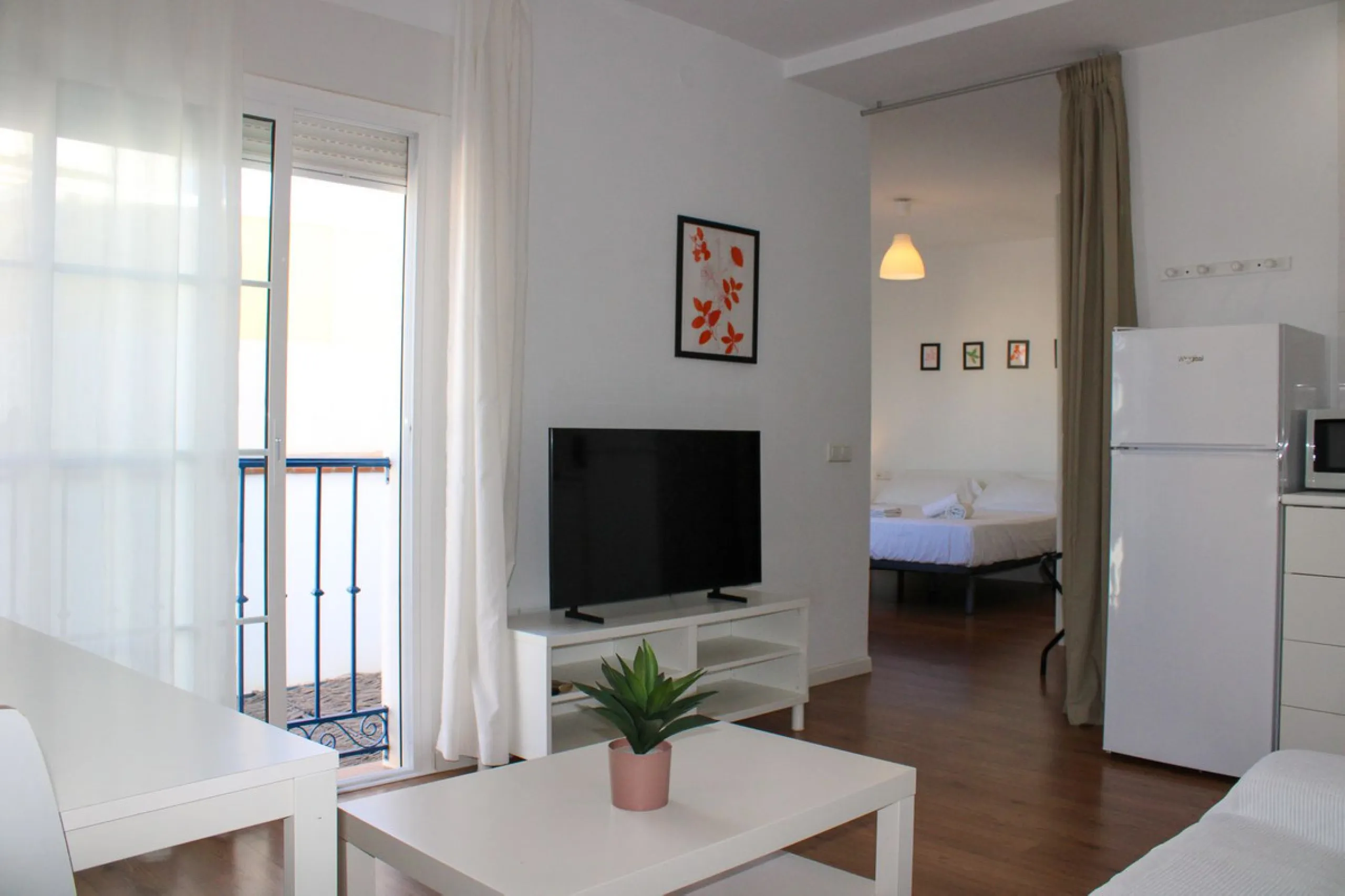 Townhouse with three apartments in excellent condition and best location in Maro, roof terrace with 360 degree views of the Mediterranean Sea and surrounding mountains. The house has a total of 4 bedrooms, 3 bathrooms and 1 toilet. Tourist license availab