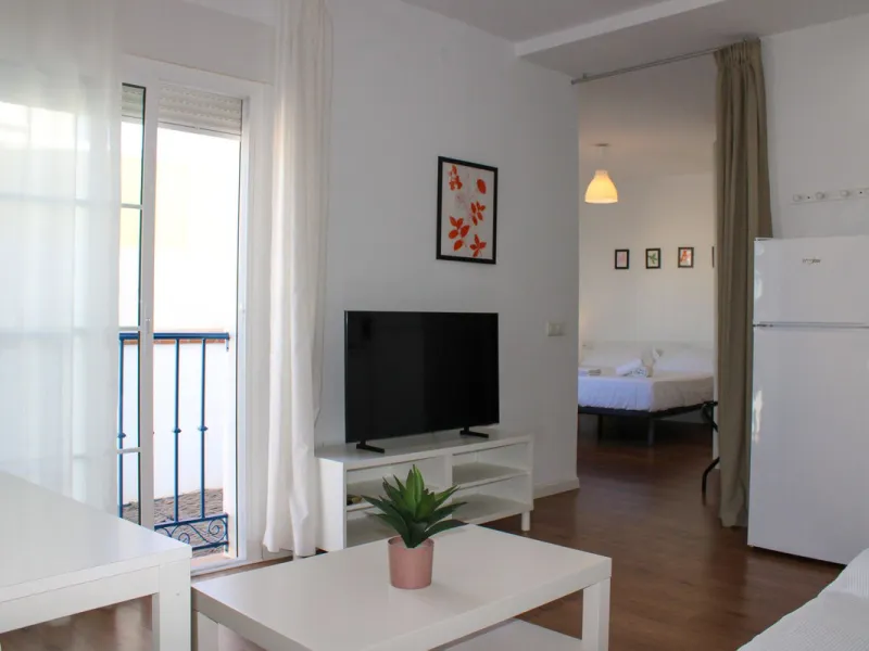 Townhouse with three apartments in excellent condition and best location in Maro, roof terrace with 360 degree views of the Mediterranean Sea and surrounding mountains. The house has a total of 4 bedrooms, 3 bathrooms and 1 toilet. Tourist license availab
