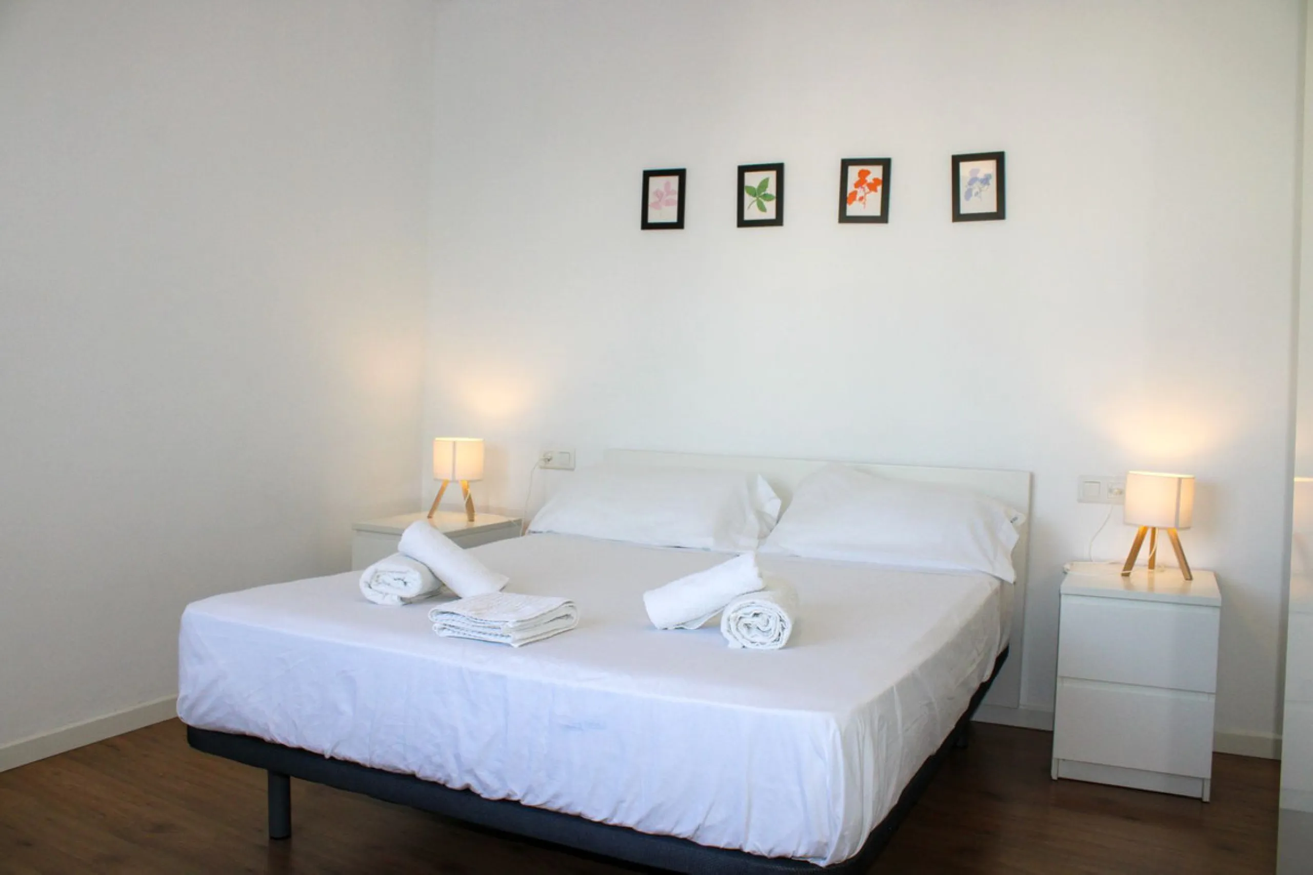 Townhouse with three apartments in excellent condition and best location in Maro, roof terrace with 360 degree views of the Mediterranean Sea and surrounding mountains. The house has a total of 4 bedrooms, 3 bathrooms and 1 toilet. Tourist license availab