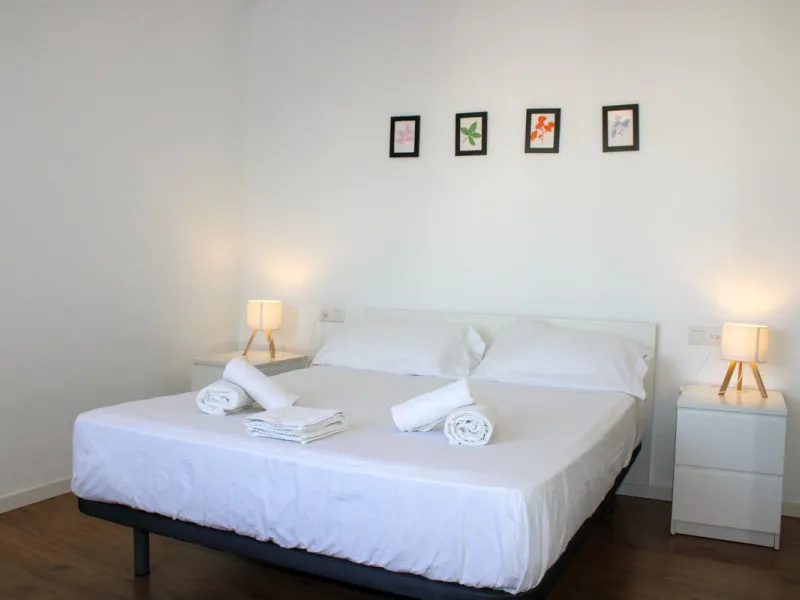 Townhouse with three apartments in excellent condition and best location in Maro, roof terrace with 360 degree views of the Mediterranean Sea and surrounding mountains. The house has a total of 4 bedrooms, 3 bathrooms and 1 toilet. Tourist license availab