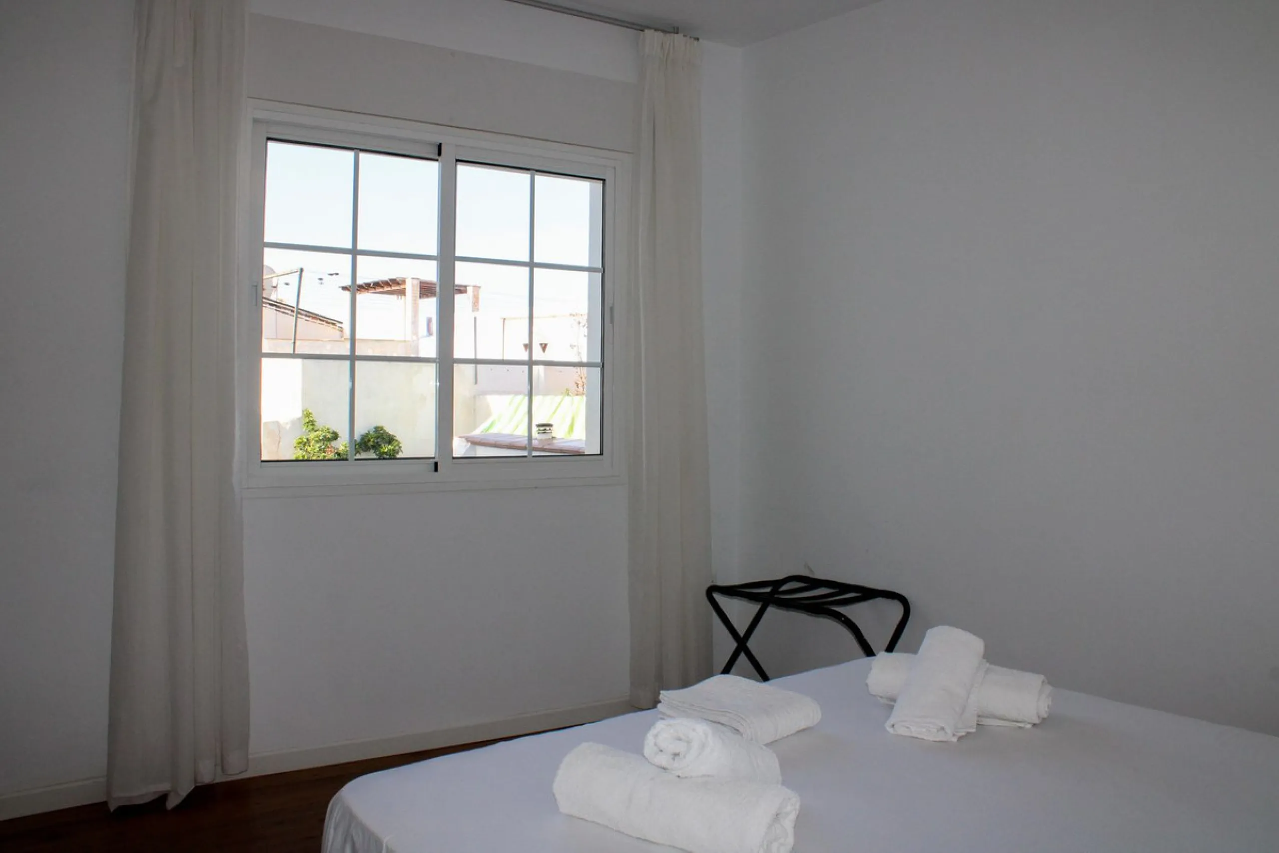Townhouse with three apartments in excellent condition and best location in Maro, roof terrace with 360 degree views of the Mediterranean Sea and surrounding mountains. The house has a total of 4 bedrooms, 3 bathrooms and 1 toilet. Tourist license availab