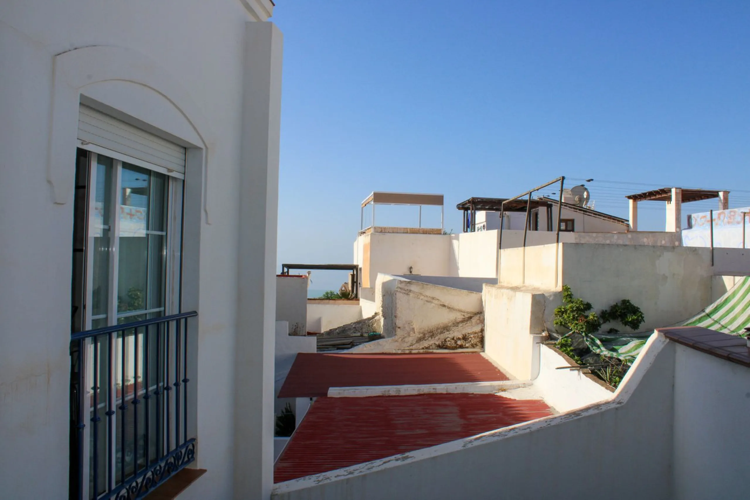Townhouse with three apartments in excellent condition and best location in Maro, roof terrace with 360 degree views of the Mediterranean Sea and surrounding mountains. The house has a total of 4 bedrooms, 3 bathrooms and 1 toilet. Tourist license availab