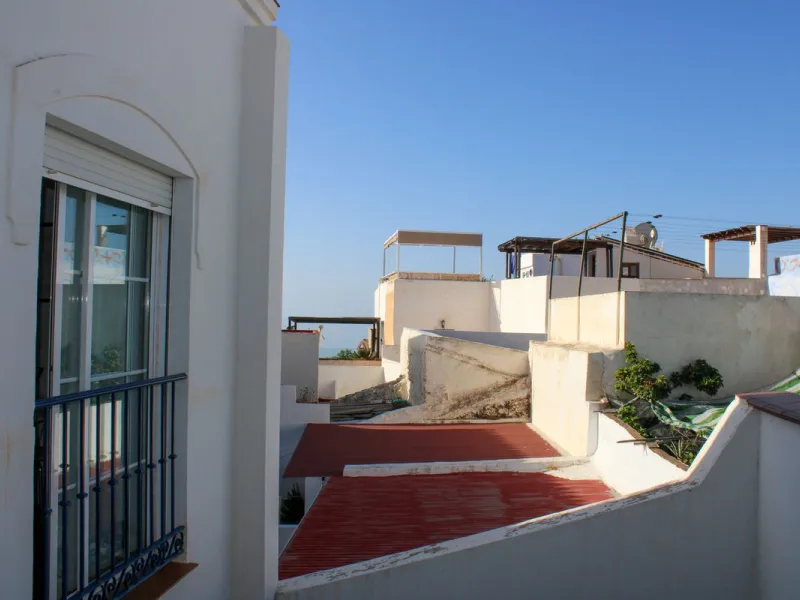 Townhouse with three apartments in excellent condition and best location in Maro, roof terrace with 360 degree views of the Mediterranean Sea and surrounding mountains. The house has a total of 4 bedrooms, 3 bathrooms and 1 toilet. Tourist license availab