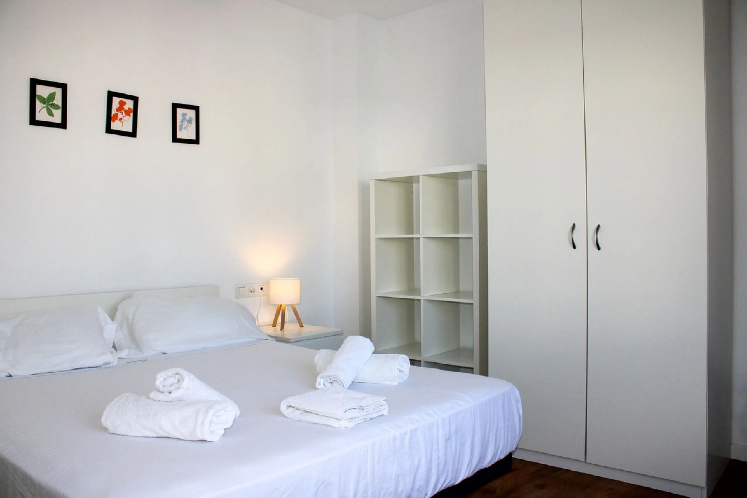 Townhouse with three apartments in excellent condition and best location in Maro, roof terrace with 360 degree views of the Mediterranean Sea and surrounding mountains. The house has a total of 4 bedrooms, 3 bathrooms and 1 toilet. Tourist license availab