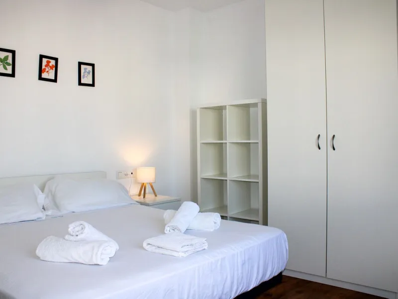 Townhouse with three apartments in excellent condition and best location in Maro, roof terrace with 360 degree views of the Mediterranean Sea and surrounding mountains. The house has a total of 4 bedrooms, 3 bathrooms and 1 toilet. Tourist license availab