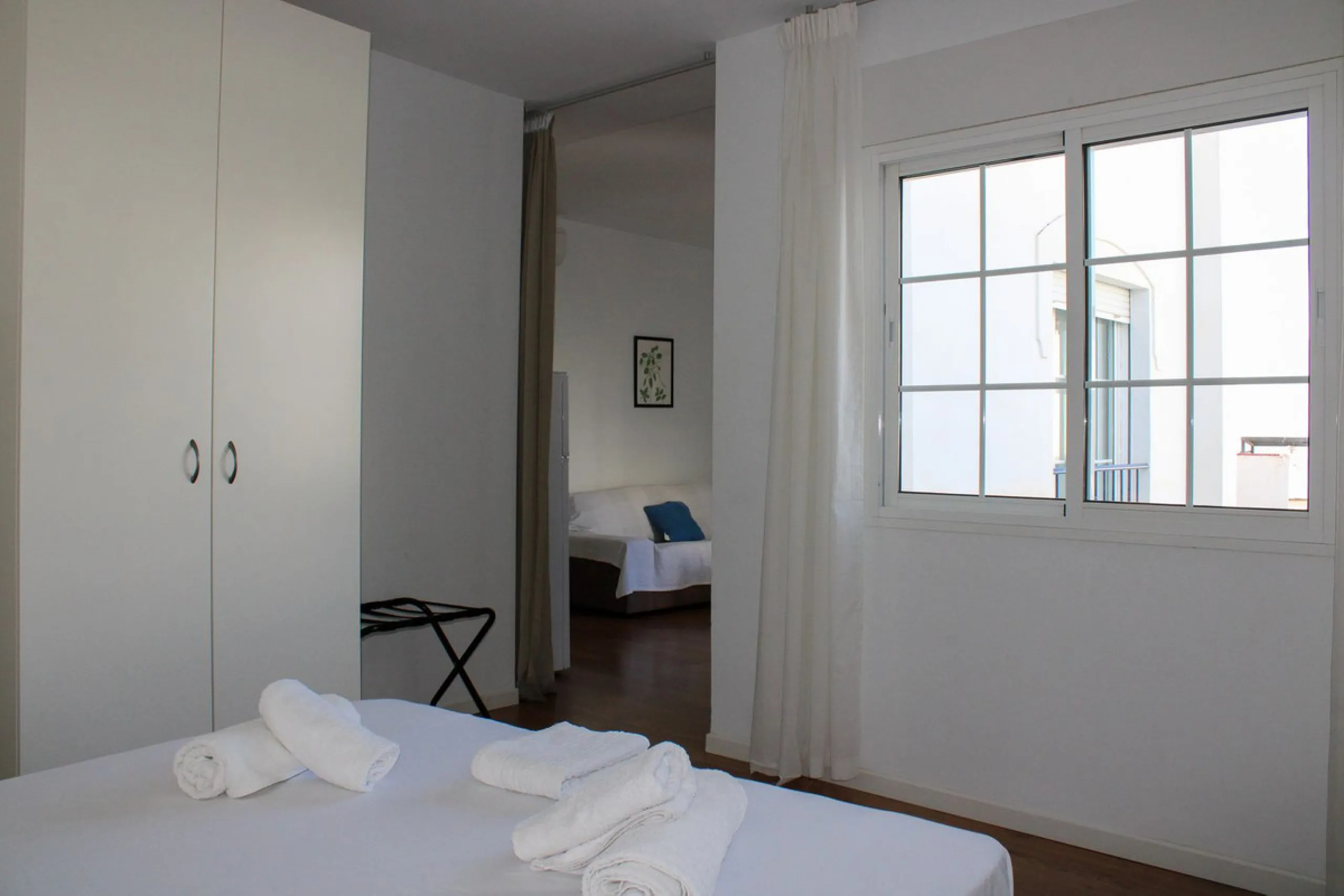 Townhouse with three apartments in excellent condition and best location in Maro, roof terrace with 360 degree views of the Mediterranean Sea and surrounding mountains. The house has a total of 4 bedrooms, 3 bathrooms and 1 toilet. Tourist license availab