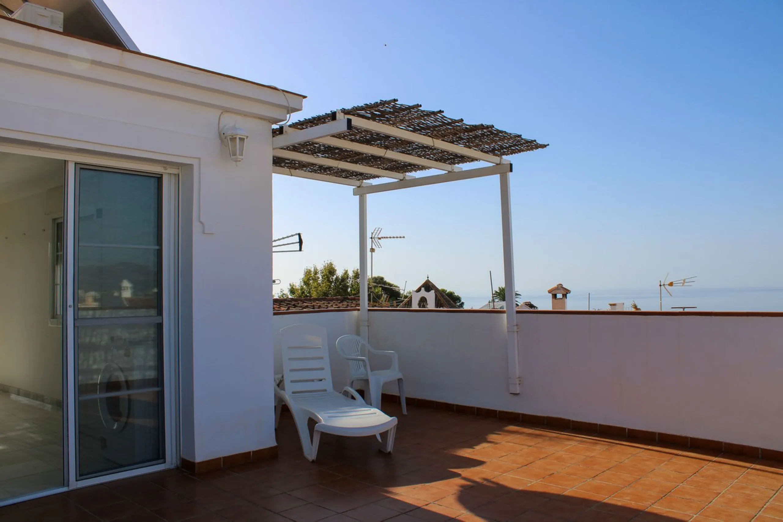 Townhouse with three apartments in excellent condition and best location in Maro, roof terrace with 360 degree views of the Mediterranean Sea and surrounding mountains. The house has a total of 4 bedrooms, 3 bathrooms and 1 toilet. Tourist license availab