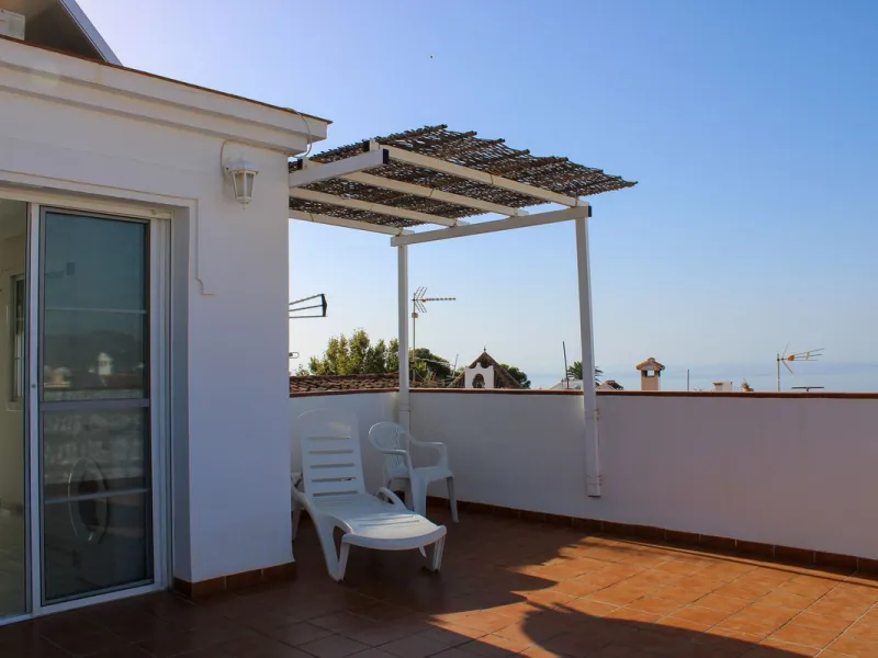 Townhouse with three apartments in excellent condition and best location in Maro, roof terrace with 360 degree views of the Mediterranean Sea and surrounding mountains. The house has a total of 4 bedrooms, 3 bathrooms and 1 toilet. Tourist license availab