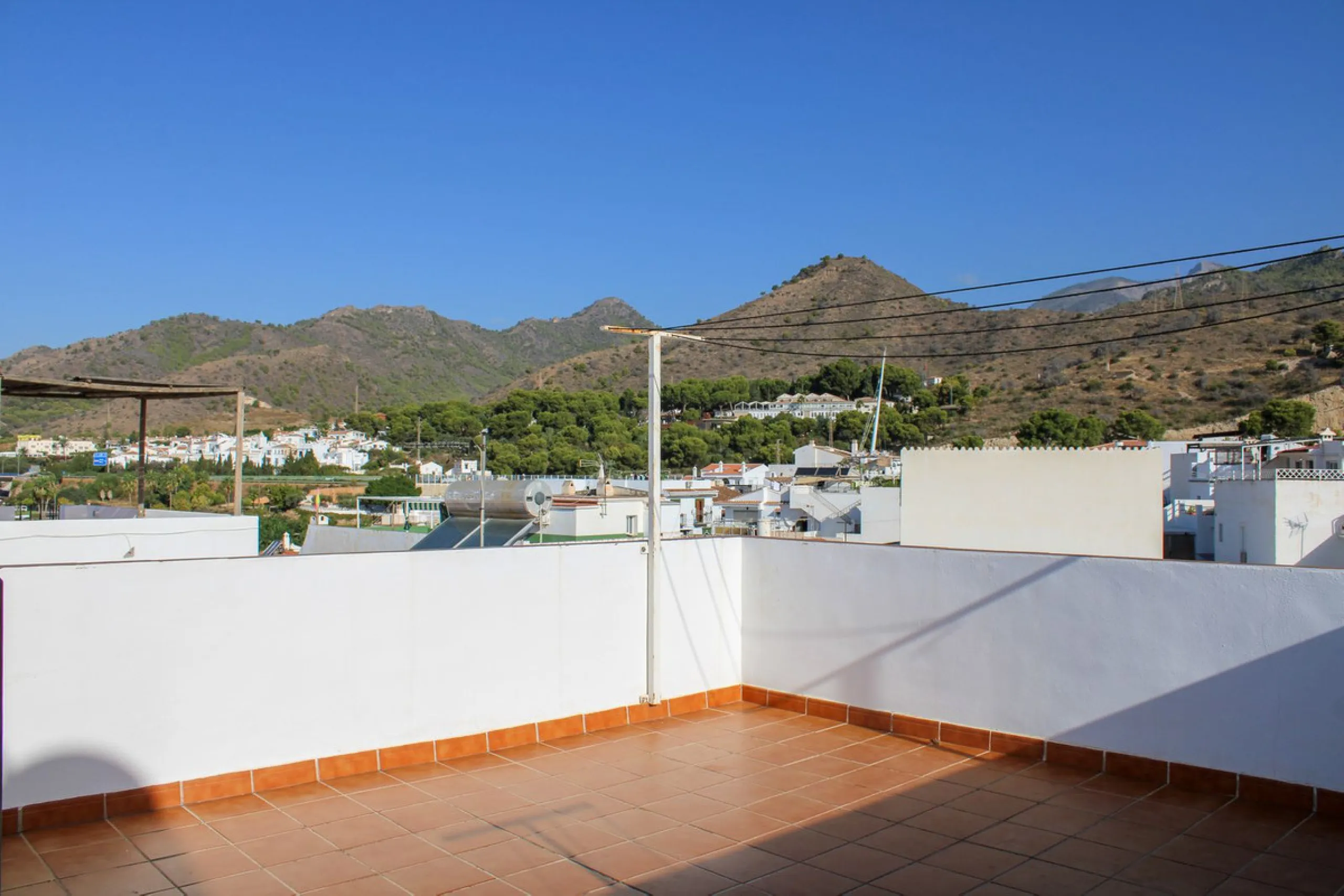 Townhouse with three apartments in excellent condition and best location in Maro, roof terrace with 360 degree views of the Mediterranean Sea and surrounding mountains. The house has a total of 4 bedrooms, 3 bathrooms and 1 toilet. Tourist license availab