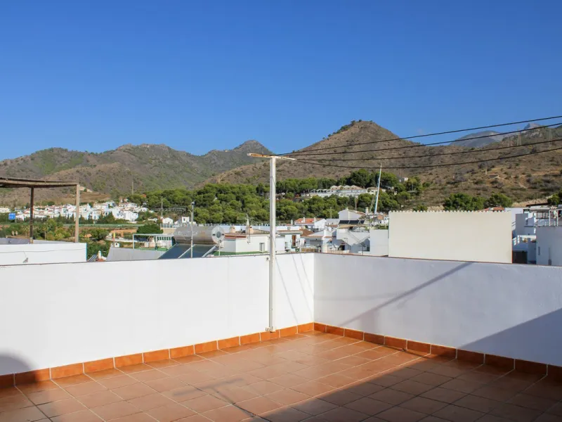 Townhouse with three apartments in excellent condition and best location in Maro, roof terrace with 360 degree views of the Mediterranean Sea and surrounding mountains. The house has a total of 4 bedrooms, 3 bathrooms and 1 toilet. Tourist license availab