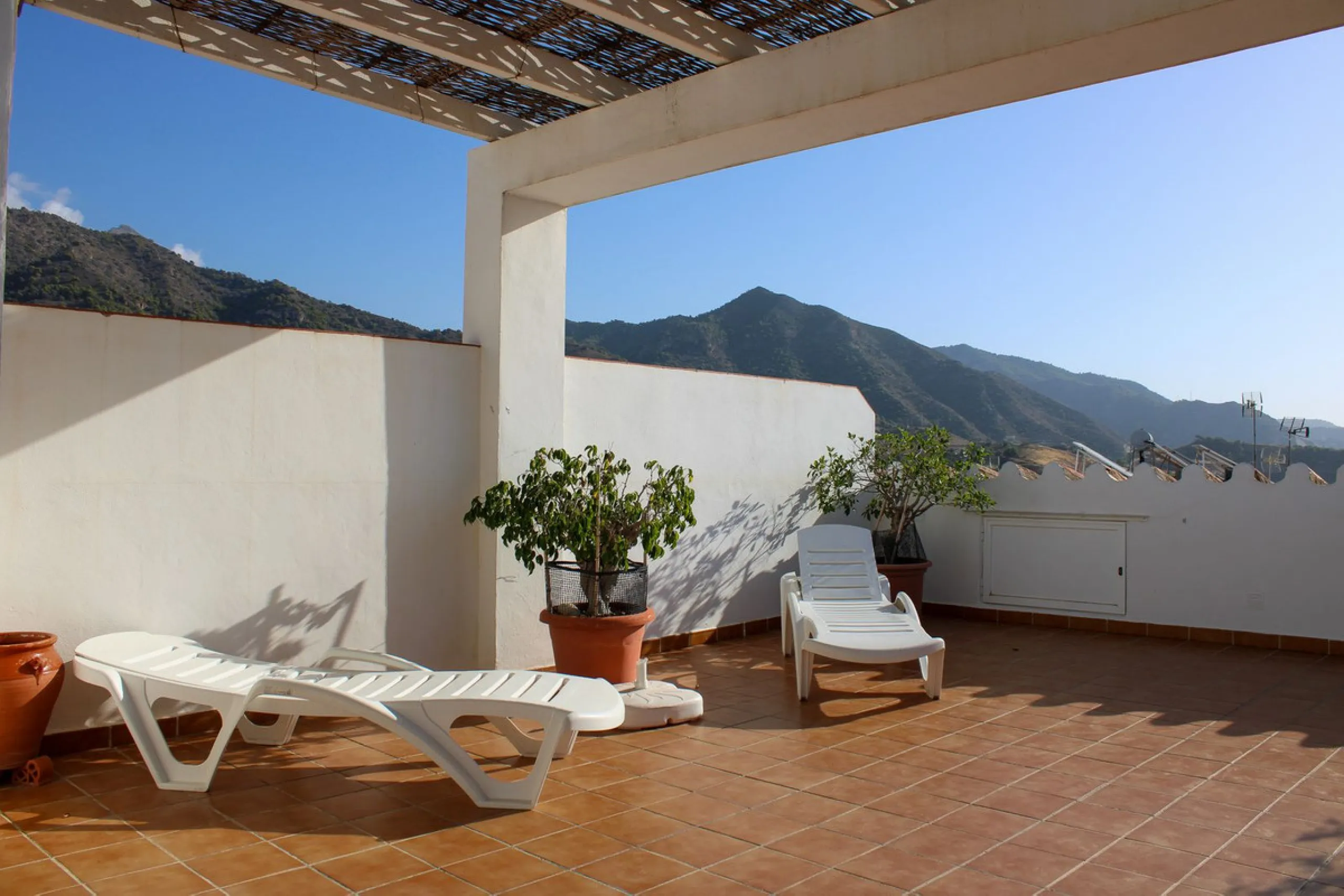 Townhouse with three apartments in excellent condition and best location in Maro, roof terrace with 360 degree views of the Mediterranean Sea and surrounding mountains. The house has a total of 4 bedrooms, 3 bathrooms and 1 toilet. Tourist license availab