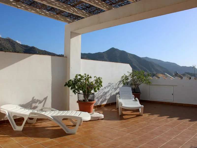 Townhouse with three apartments in excellent condition and best location in Maro, roof terrace with 360 degree views of the Mediterranean Sea and surrounding mountains. The house has a total of 4 bedrooms, 3 bathrooms and 1 toilet. Tourist license availab