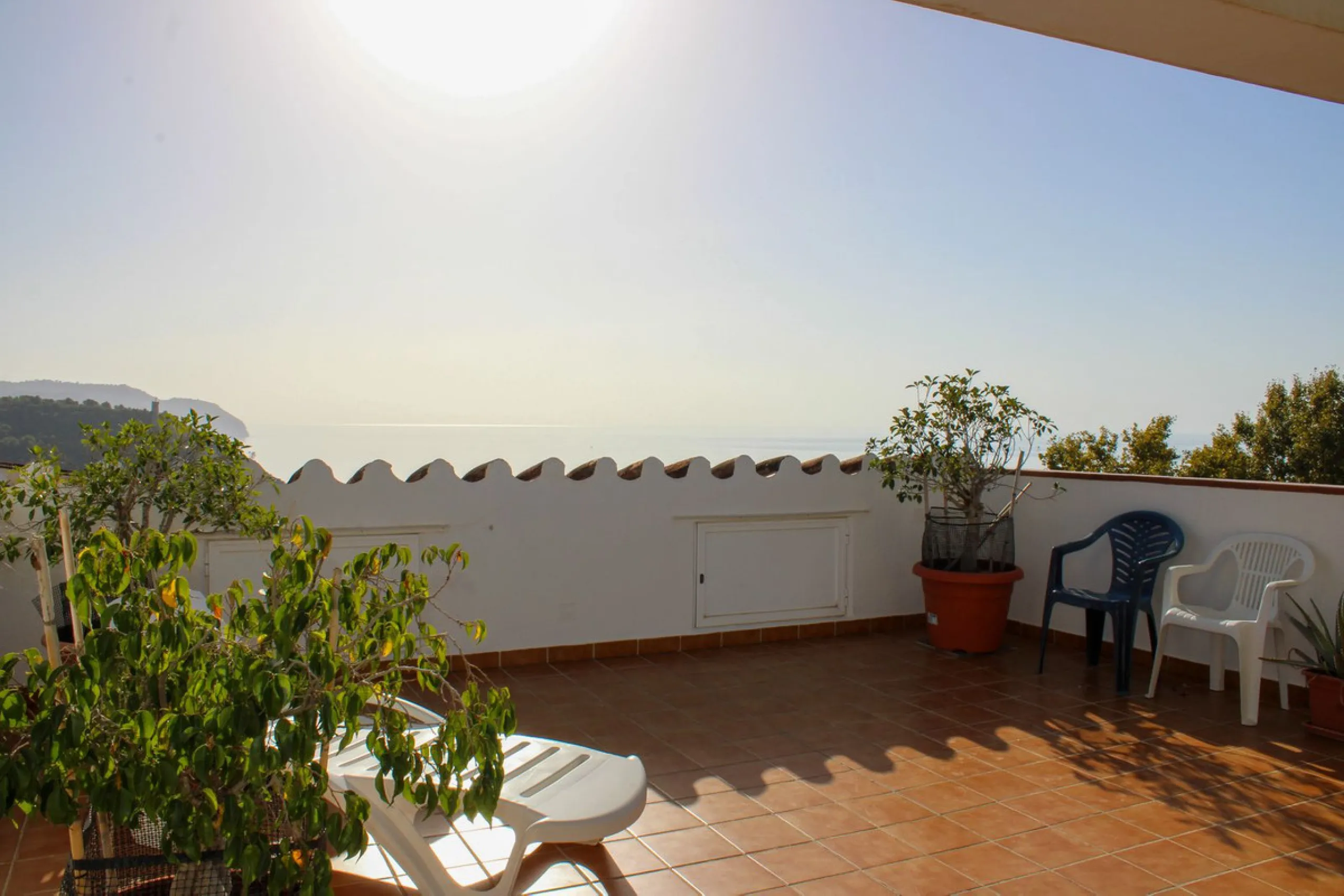 Townhouse with three apartments in excellent condition and best location in Maro, roof terrace with 360 degree views of the Mediterranean Sea and surrounding mountains. The house has a total of 4 bedrooms, 3 bathrooms and 1 toilet. Tourist license availab