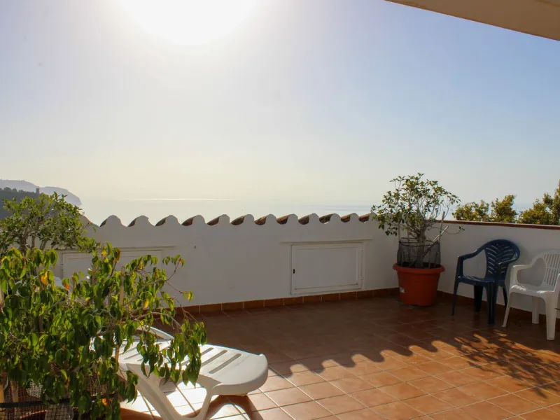Townhouse with three apartments in excellent condition and best location in Maro, roof terrace with 360 degree views of the Mediterranean Sea and surrounding mountains. The house has a total of 4 bedrooms, 3 bathrooms and 1 toilet. Tourist license availab
