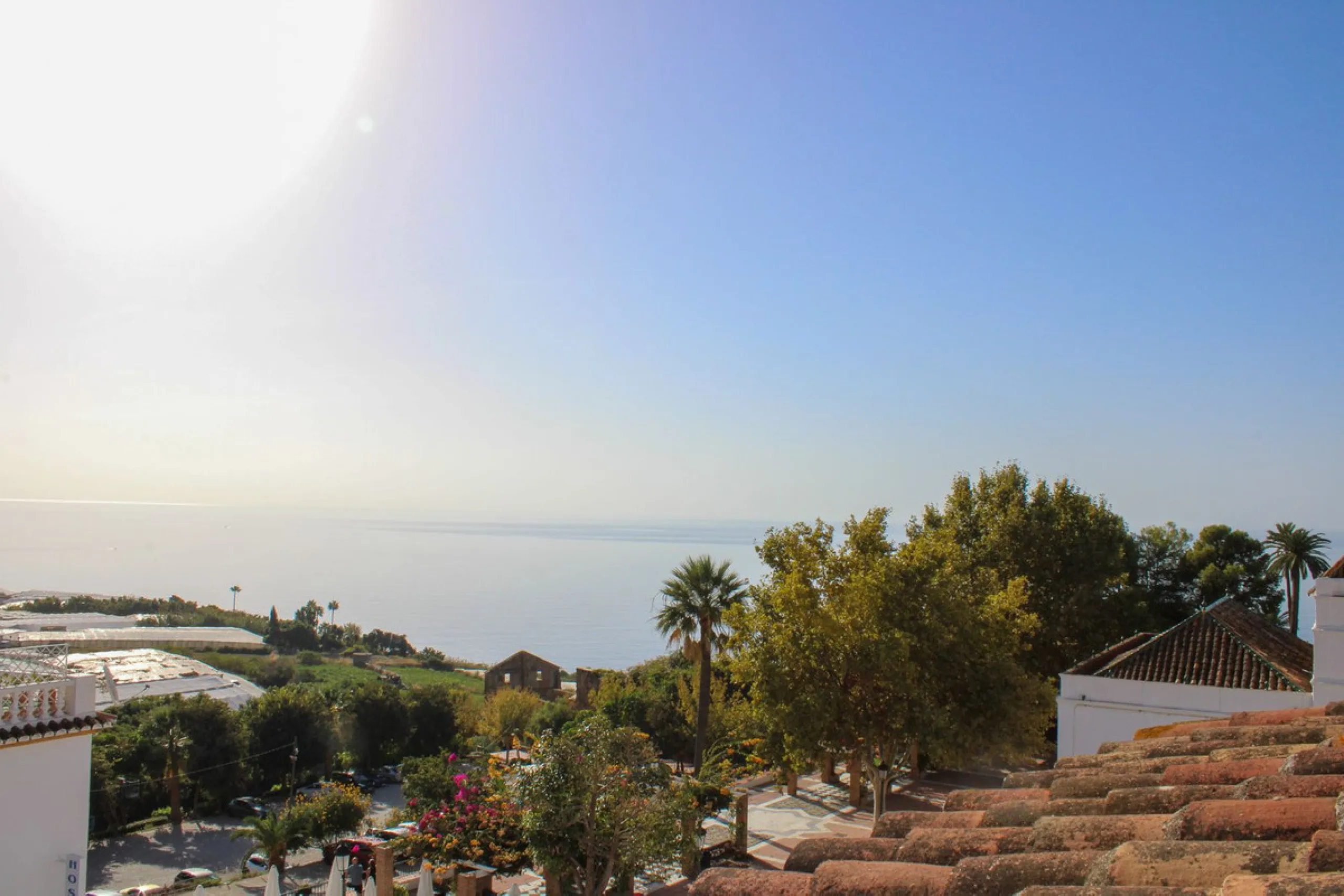 Townhouse with three apartments in excellent condition and best location in Maro, roof terrace with 360 degree views of the Mediterranean Sea and surrounding mountains. The house has a total of 4 bedrooms, 3 bathrooms and 1 toilet. Tourist license availab