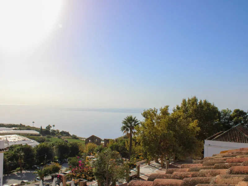 Townhouse with three apartments in excellent condition and best location in Maro, roof terrace with 360 degree views of the Mediterranean Sea and surrounding mountains. The house has a total of 4 bedrooms, 3 bathrooms and 1 toilet. Tourist license availab