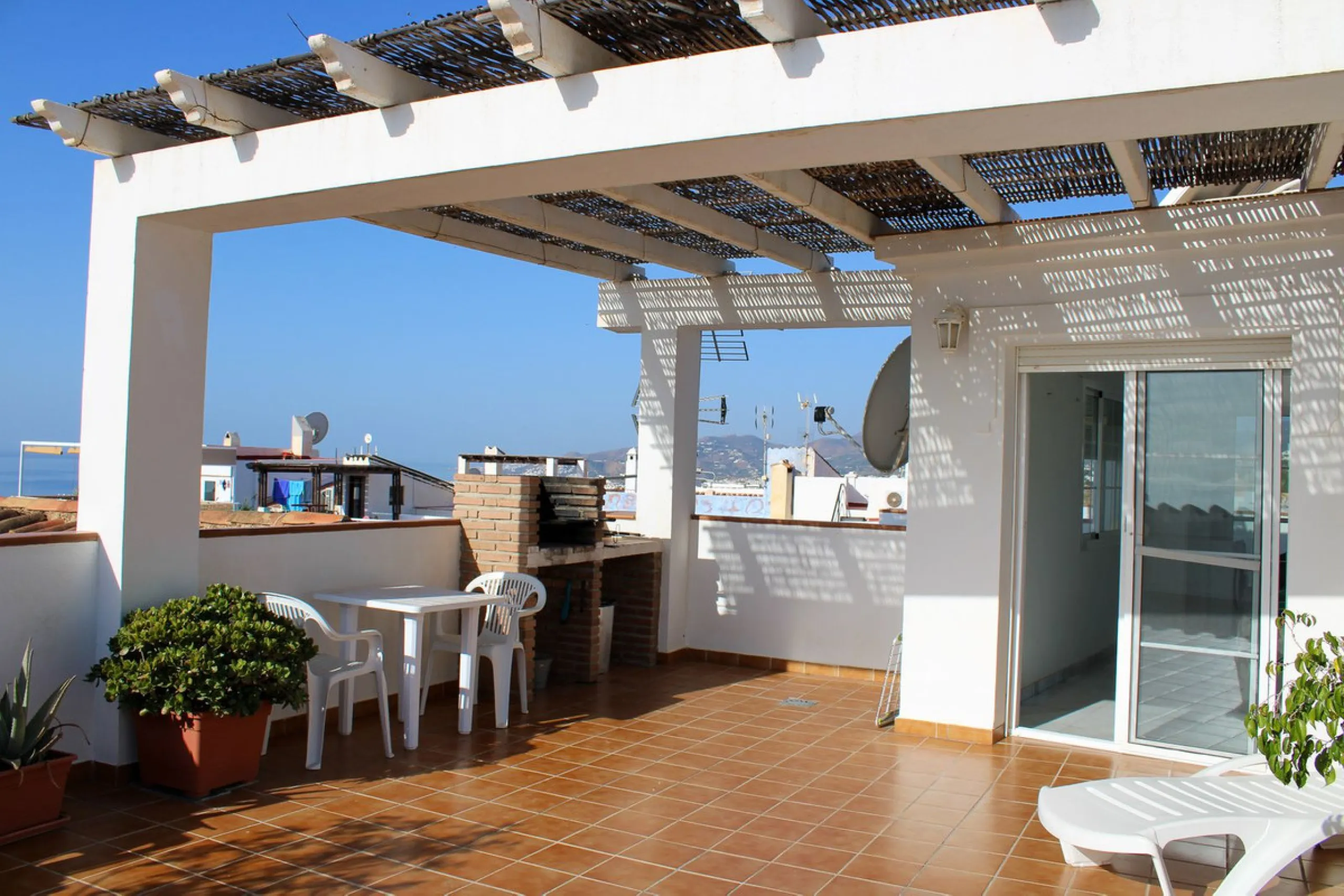 Townhouse with three apartments in excellent condition and best location in Maro, roof terrace with 360 degree views of the Mediterranean Sea and surrounding mountains. The house has a total of 4 bedrooms, 3 bathrooms and 1 toilet. Tourist license availab