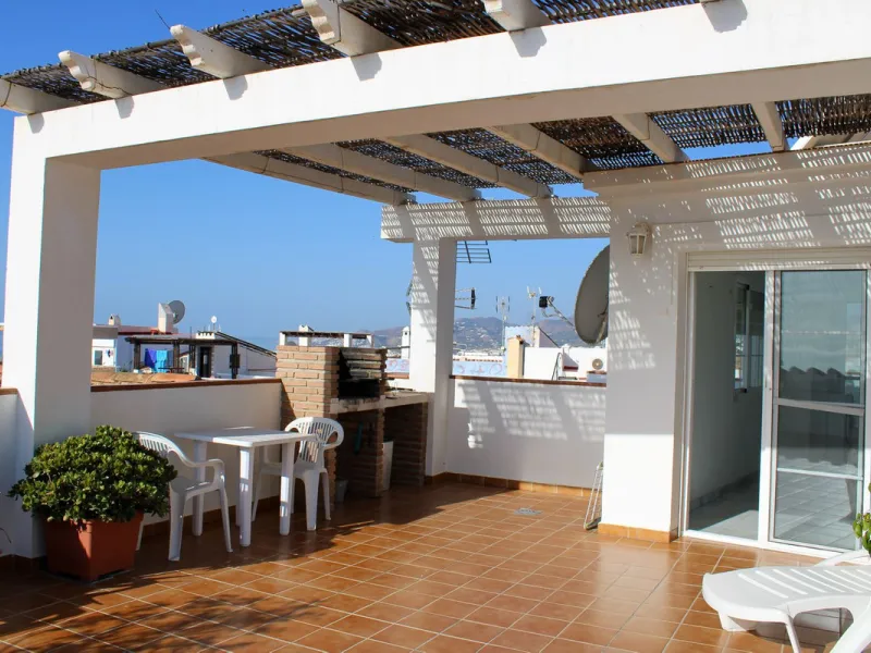 Townhouse with three apartments in excellent condition and best location in Maro, roof terrace with 360 degree views of the Mediterranean Sea and surrounding mountains. The house has a total of 4 bedrooms, 3 bathrooms and 1 toilet. Tourist license availab