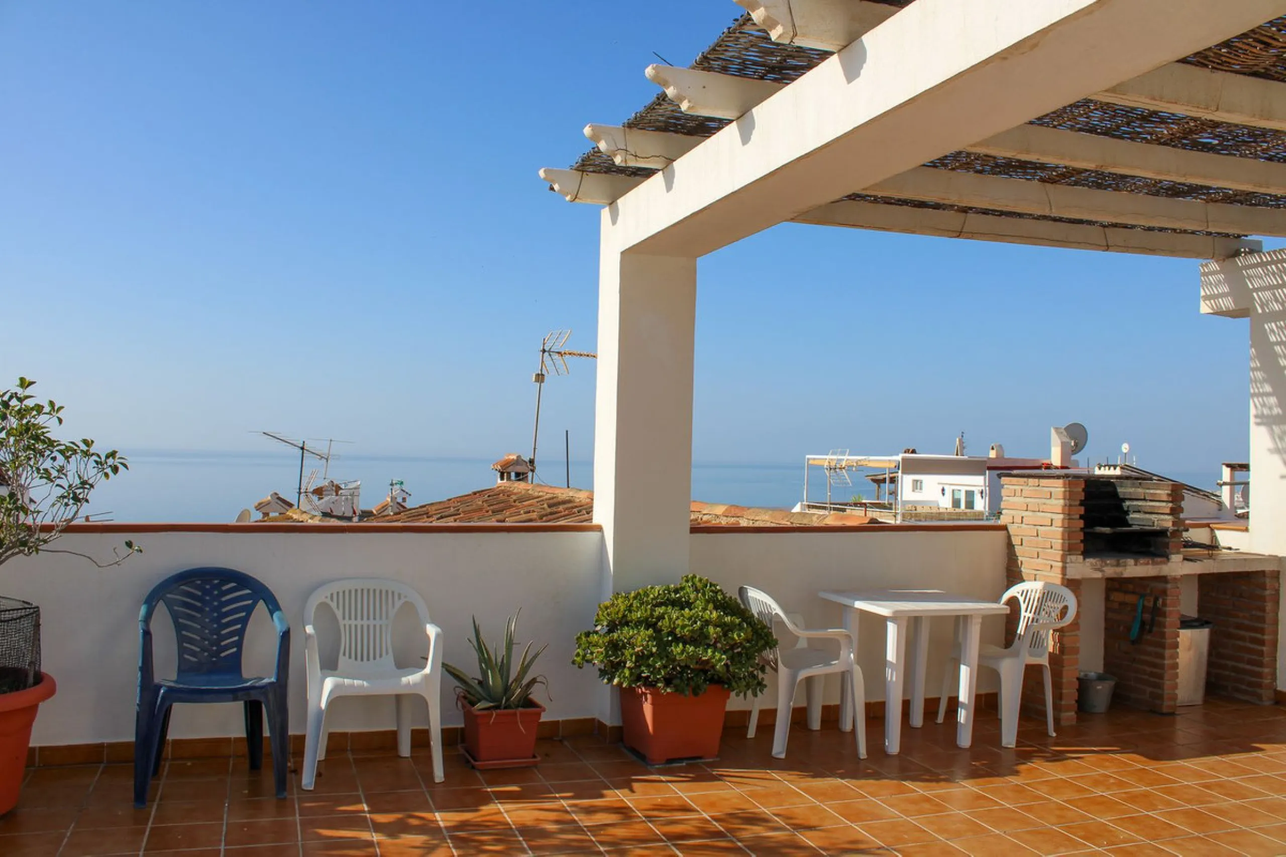 Townhouse with three apartments in excellent condition and best location in Maro, roof terrace with 360 degree views of the Mediterranean Sea and surrounding mountains. The house has a total of 4 bedrooms, 3 bathrooms and 1 toilet. Tourist license availab