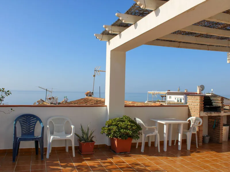 Townhouse with three apartments in excellent condition and best location in Maro, roof terrace with 360 degree views of the Mediterranean Sea and surrounding mountains. The house has a total of 4 bedrooms, 3 bathrooms and 1 toilet. Tourist license availab