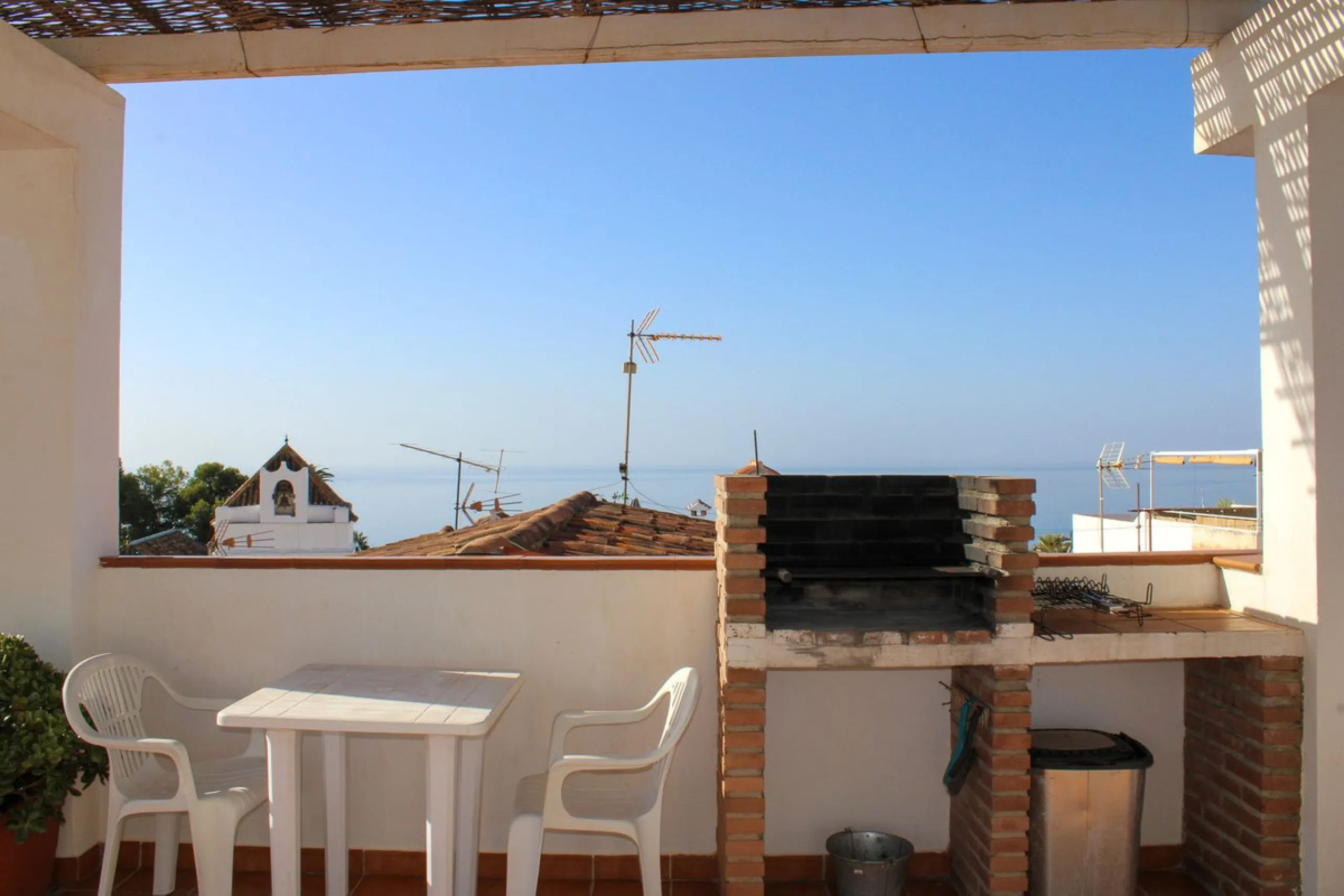 Townhouse with three apartments in excellent condition and best location in Maro, roof terrace with 360 degree views of the Mediterranean Sea and surrounding mountains. The house has a total of 4 bedrooms, 3 bathrooms and 1 toilet. Tourist license availab