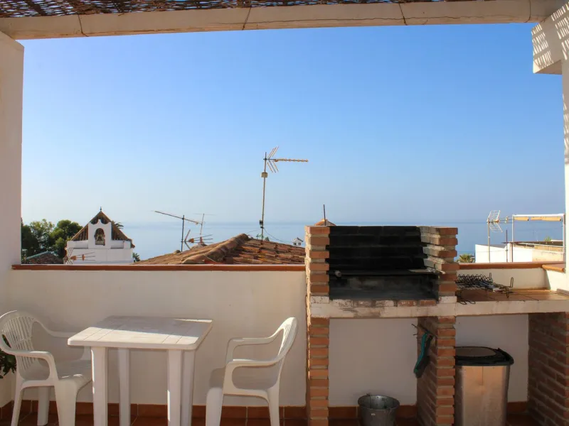 Townhouse with three apartments in excellent condition and best location in Maro, roof terrace with 360 degree views of the Mediterranean Sea and surrounding mountains. The house has a total of 4 bedrooms, 3 bathrooms and 1 toilet. Tourist license availab