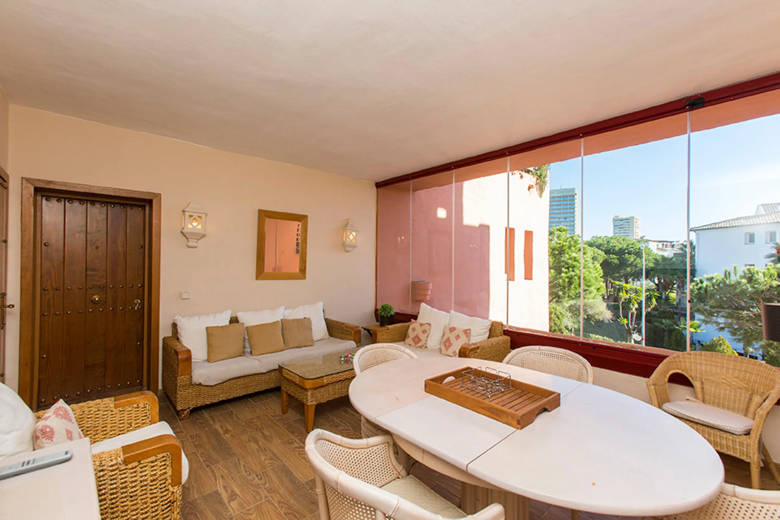 Ideally located on the sought-after beach side of Elviria, this spacious 3-bedroom, 2-bathroom apartment offers the perfect blend of comfort and convenience. Just a 2-minute stroll from Elviria's stunning sandy beaches and within walking distance to all l