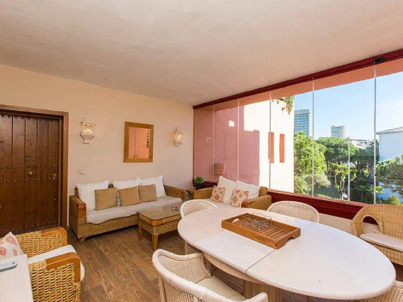 Ideally located on the sought-after beach side of Elviria, this spacious 3-bedroom, 2-bathroom apartment offers the perfect blend of comfort and convenience. Just a 2-minute stroll from Elviria's stunning sandy beaches and within walking distance to all l