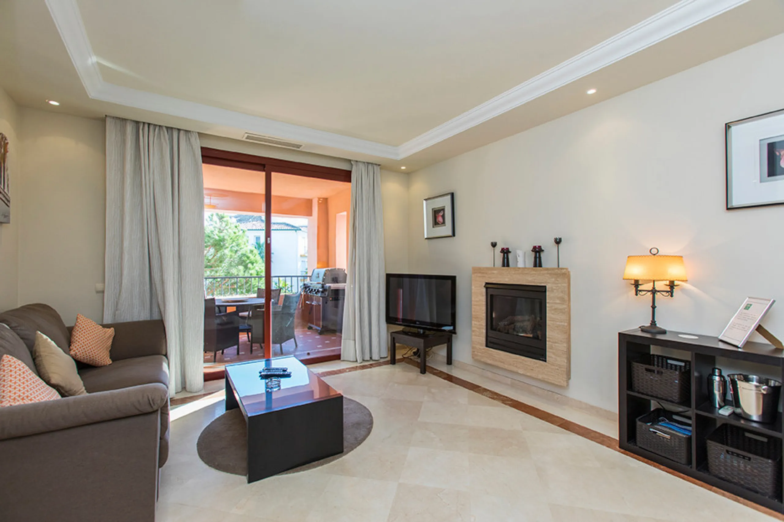 Ideally located on the sought-after beach side of Elviria, this spacious 3-bedroom, 2-bathroom apartment offers the perfect blend of comfort and convenience. Just a 2-minute stroll from Elviria's stunning sandy beaches and within walking distance to all l