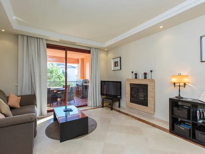 Ideally located on the sought-after beach side of Elviria, this spacious 3-bedroom, 2-bathroom apartment offers the perfect blend of comfort and convenience. Just a 2-minute stroll from Elviria's stunning sandy beaches and within walking distance to all l