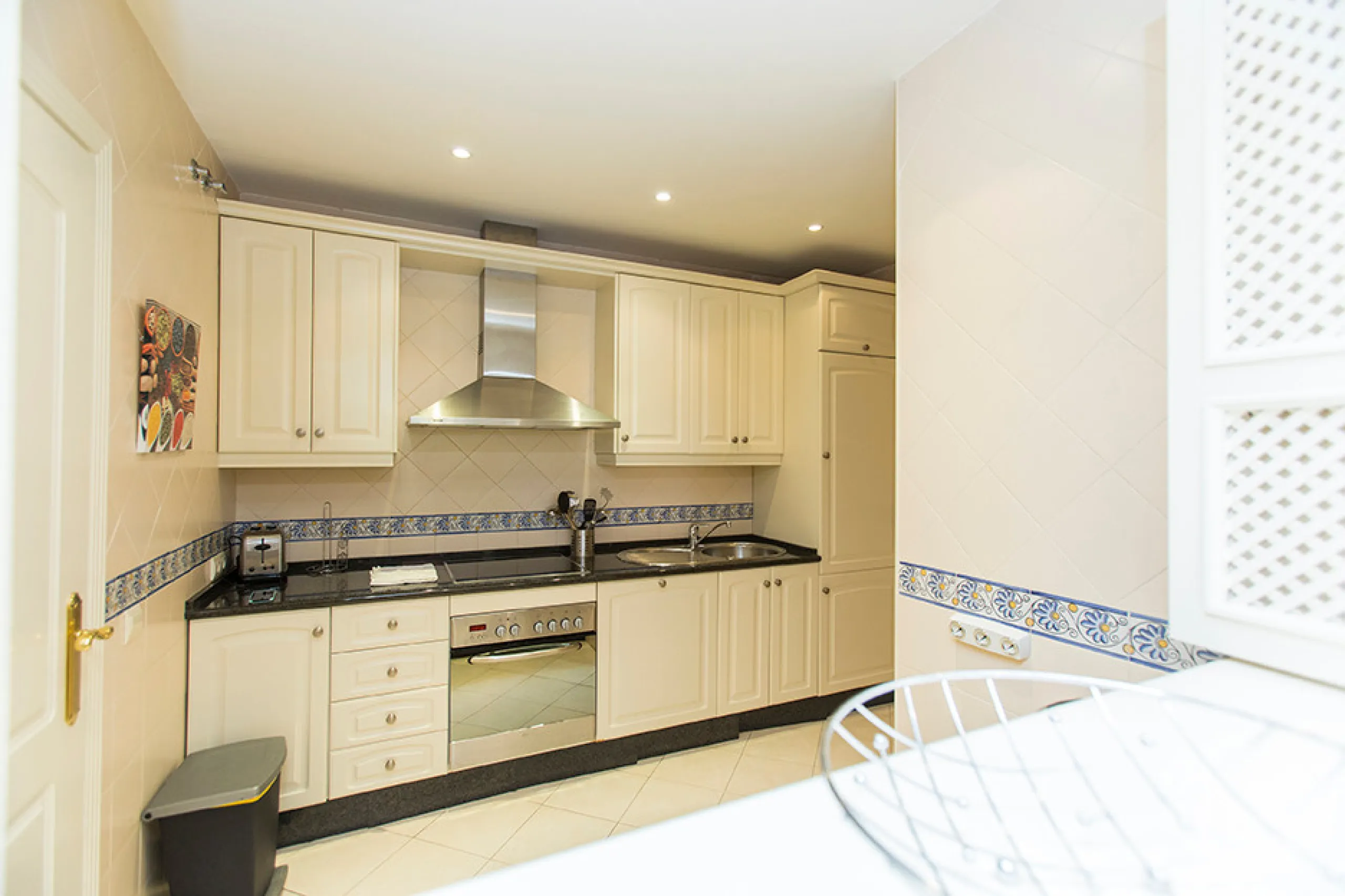 Ideally located on the sought-after beach side of Elviria, this spacious 3-bedroom, 2-bathroom apartment offers the perfect blend of comfort and convenience. Just a 2-minute stroll from Elviria's stunning sandy beaches and within walking distance to all l