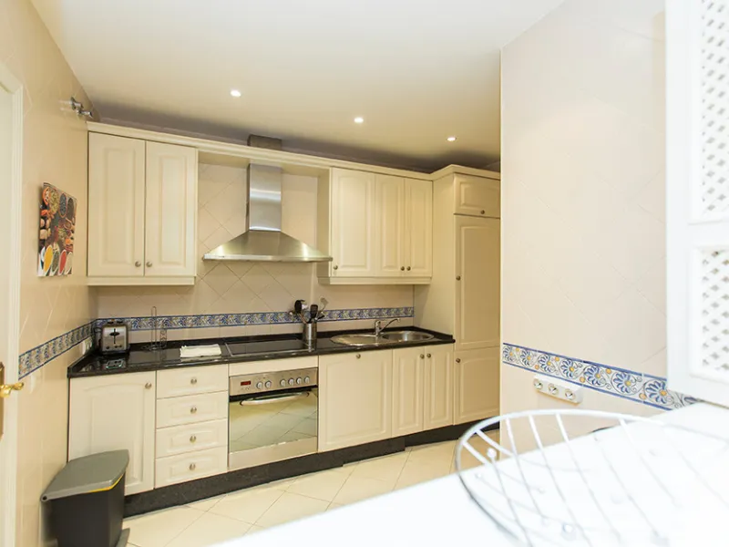 Ideally located on the sought-after beach side of Elviria, this spacious 3-bedroom, 2-bathroom apartment offers the perfect blend of comfort and convenience. Just a 2-minute stroll from Elviria's stunning sandy beaches and within walking distance to all l