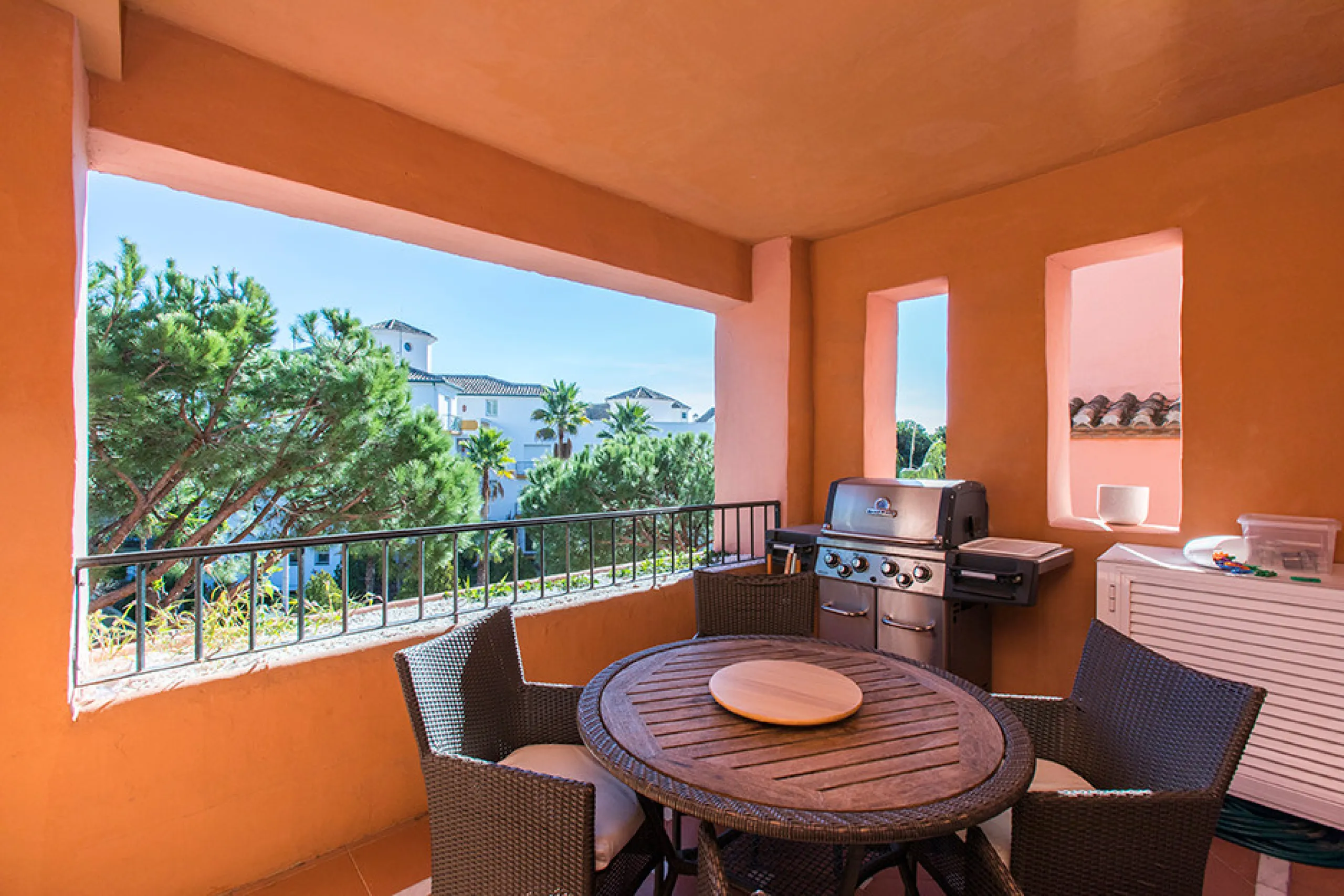 Ideally located on the sought-after beach side of Elviria, this spacious 3-bedroom, 2-bathroom apartment offers the perfect blend of comfort and convenience. Just a 2-minute stroll from Elviria's stunning sandy beaches and within walking distance to all l
