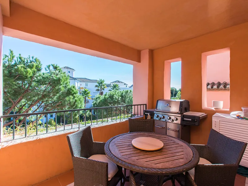 Ideally located on the sought-after beach side of Elviria, this spacious 3-bedroom, 2-bathroom apartment offers the perfect blend of comfort and convenience. Just a 2-minute stroll from Elviria's stunning sandy beaches and within walking distance to all l