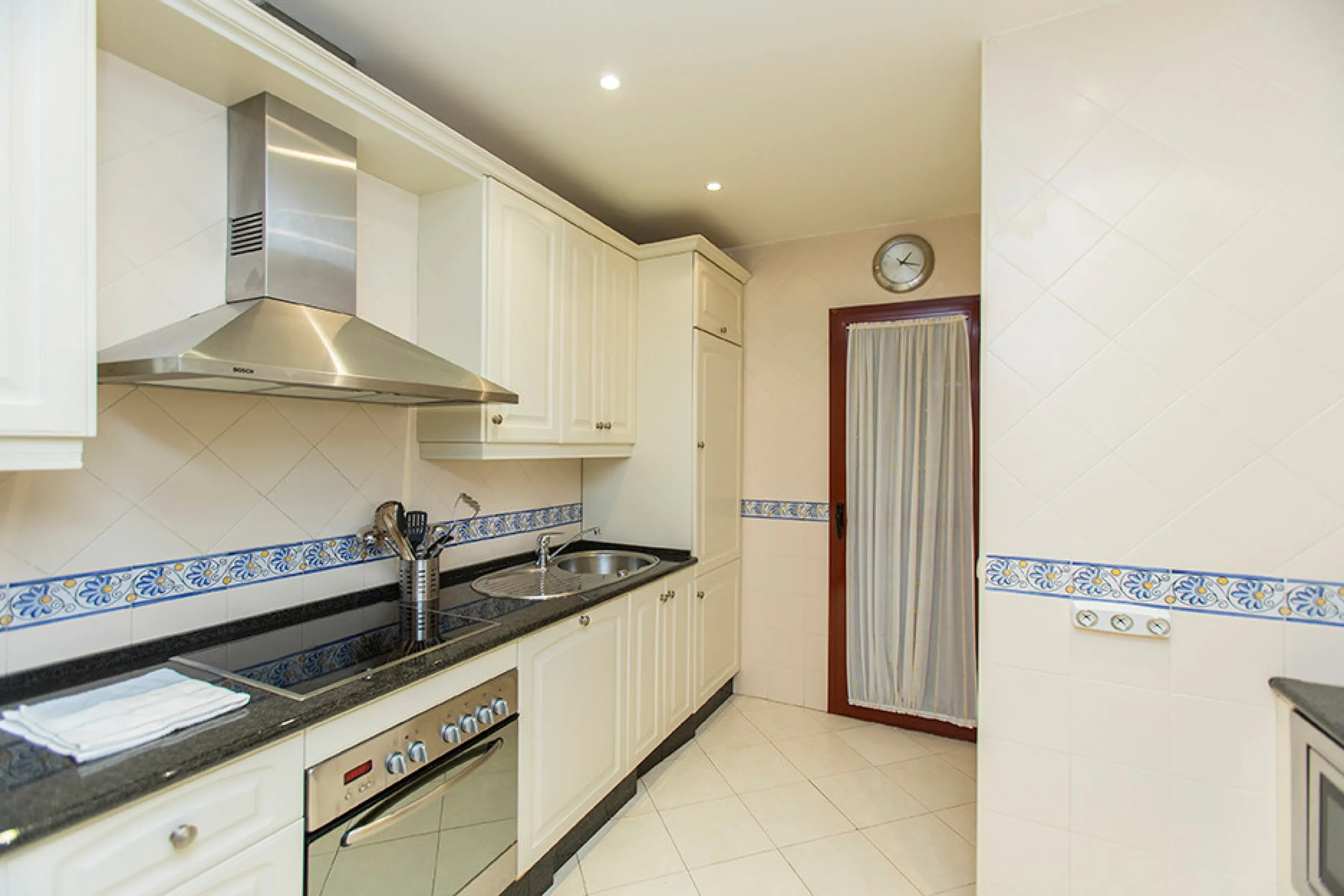 Ideally located on the sought-after beach side of Elviria, this spacious 3-bedroom, 2-bathroom apartment offers the perfect blend of comfort and convenience. Just a 2-minute stroll from Elviria's stunning sandy beaches and within walking distance to all l