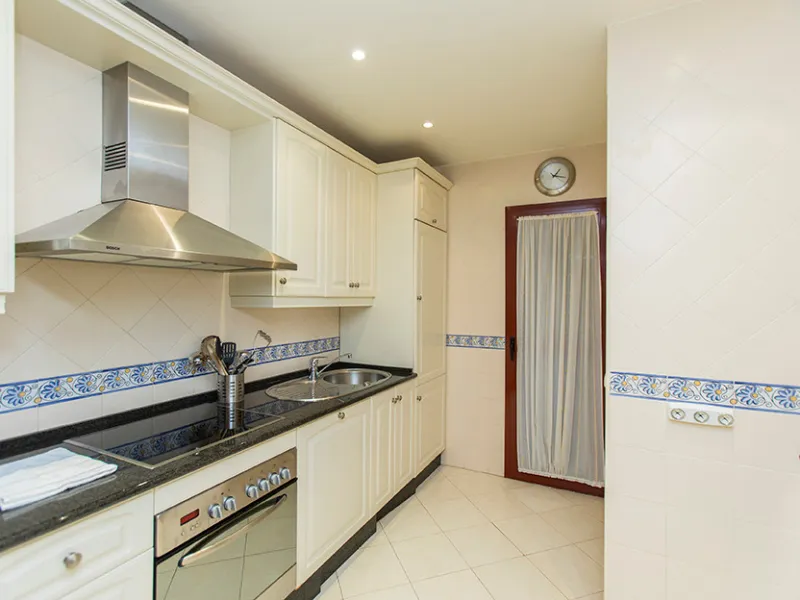 Ideally located on the sought-after beach side of Elviria, this spacious 3-bedroom, 2-bathroom apartment offers the perfect blend of comfort and convenience. Just a 2-minute stroll from Elviria's stunning sandy beaches and within walking distance to all l