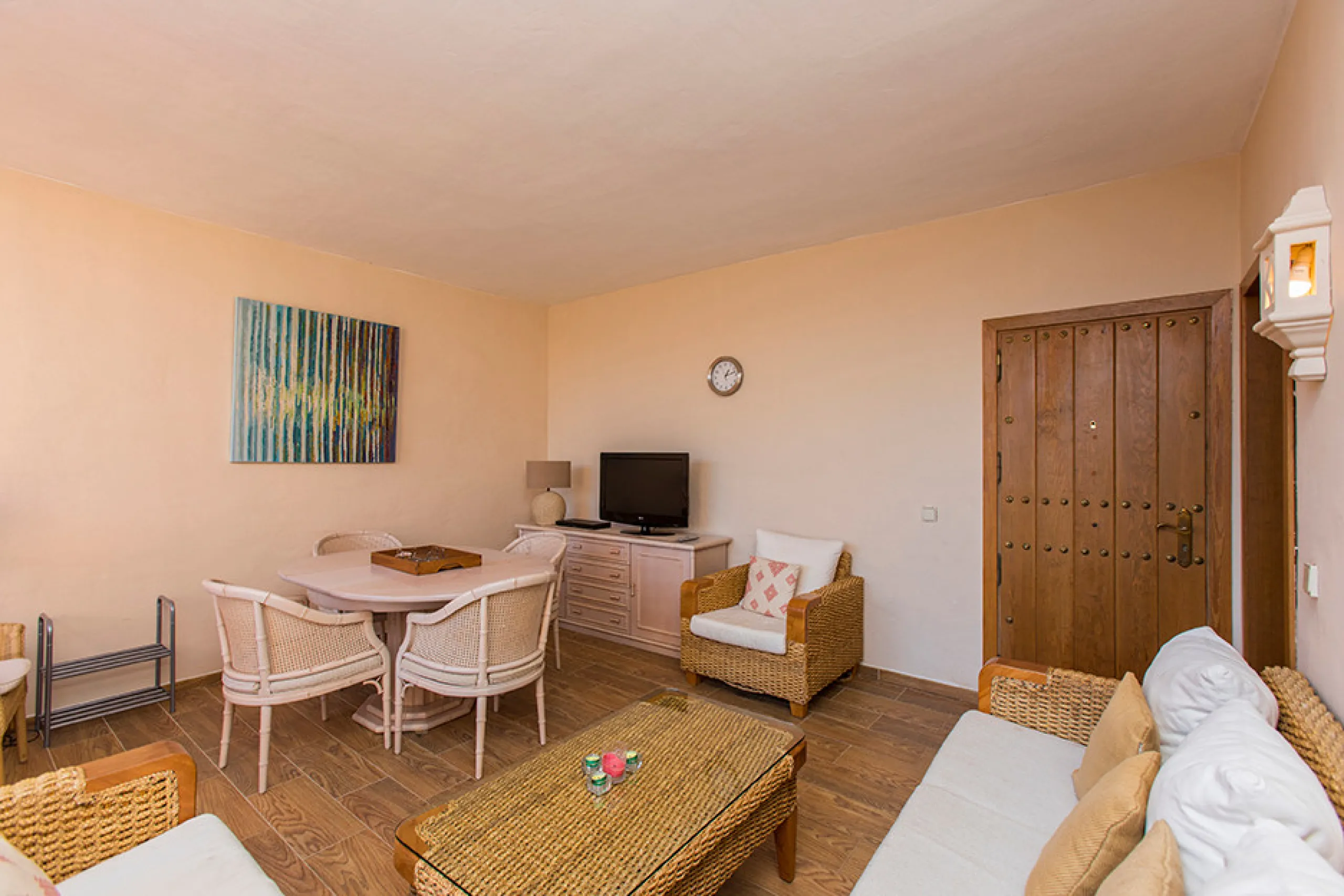 Ideally located on the sought-after beach side of Elviria, this spacious 3-bedroom, 2-bathroom apartment offers the perfect blend of comfort and convenience. Just a 2-minute stroll from Elviria's stunning sandy beaches and within walking distance to all l