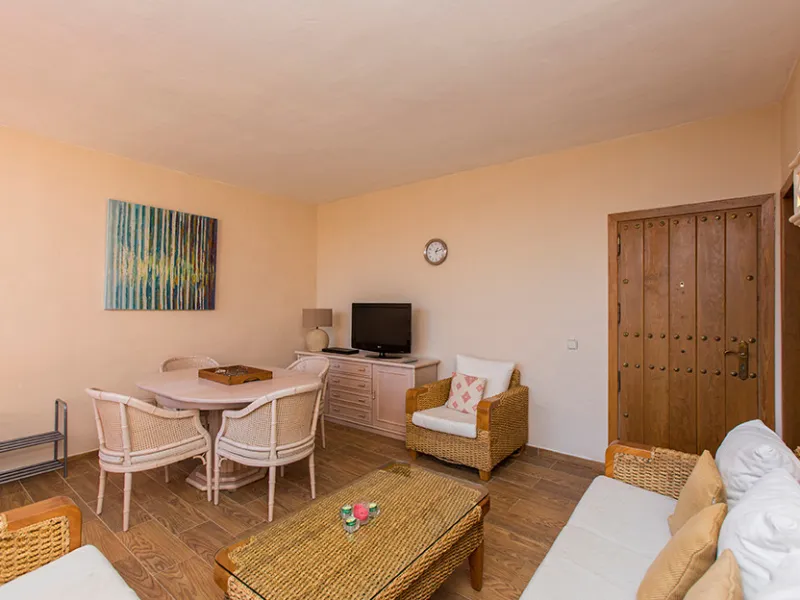 Ideally located on the sought-after beach side of Elviria, this spacious 3-bedroom, 2-bathroom apartment offers the perfect blend of comfort and convenience. Just a 2-minute stroll from Elviria's stunning sandy beaches and within walking distance to all l