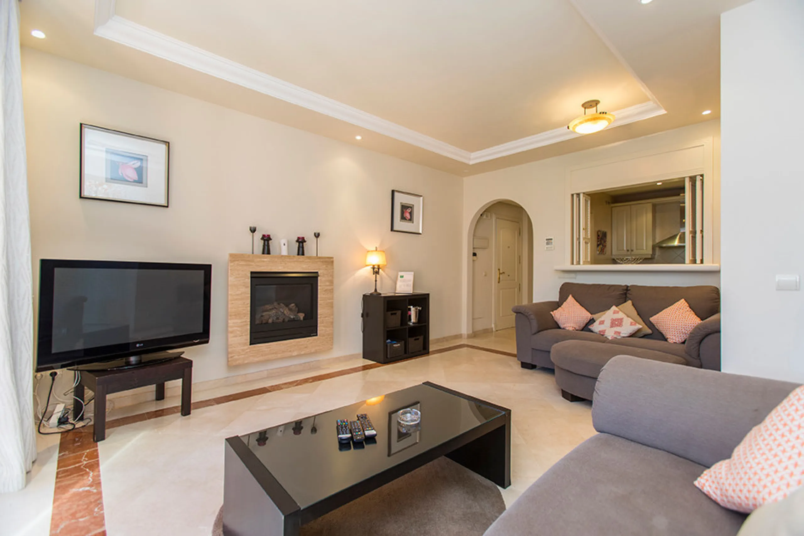 Ideally located on the sought-after beach side of Elviria, this spacious 3-bedroom, 2-bathroom apartment offers the perfect blend of comfort and convenience. Just a 2-minute stroll from Elviria's stunning sandy beaches and within walking distance to all l