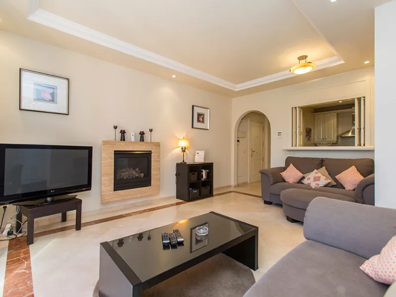 Ideally located on the sought-after beach side of Elviria, this spacious 3-bedroom, 2-bathroom apartment offers the perfect blend of comfort and convenience. Just a 2-minute stroll from Elviria's stunning sandy beaches and within walking distance to all l