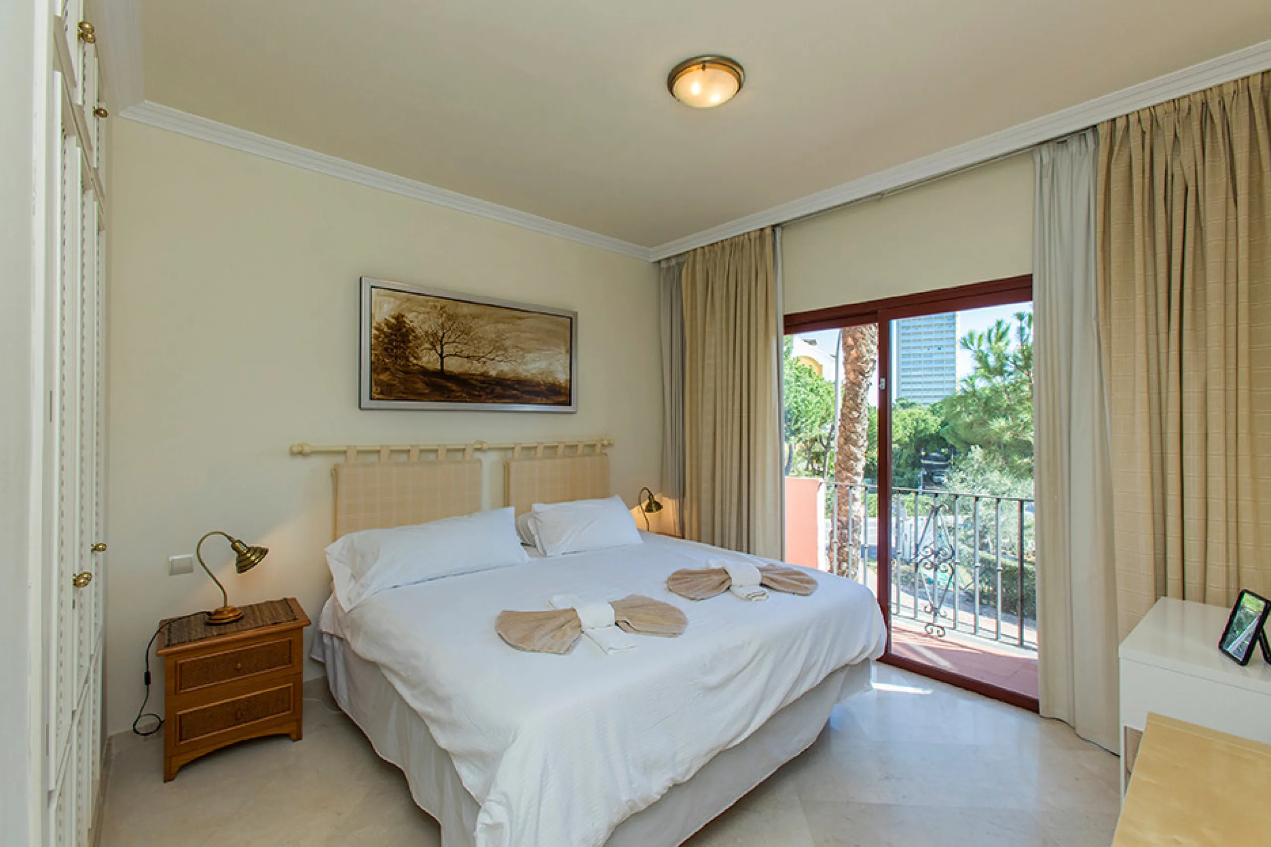 Ideally located on the sought-after beach side of Elviria, this spacious 3-bedroom, 2-bathroom apartment offers the perfect blend of comfort and convenience. Just a 2-minute stroll from Elviria's stunning sandy beaches and within walking distance to all l