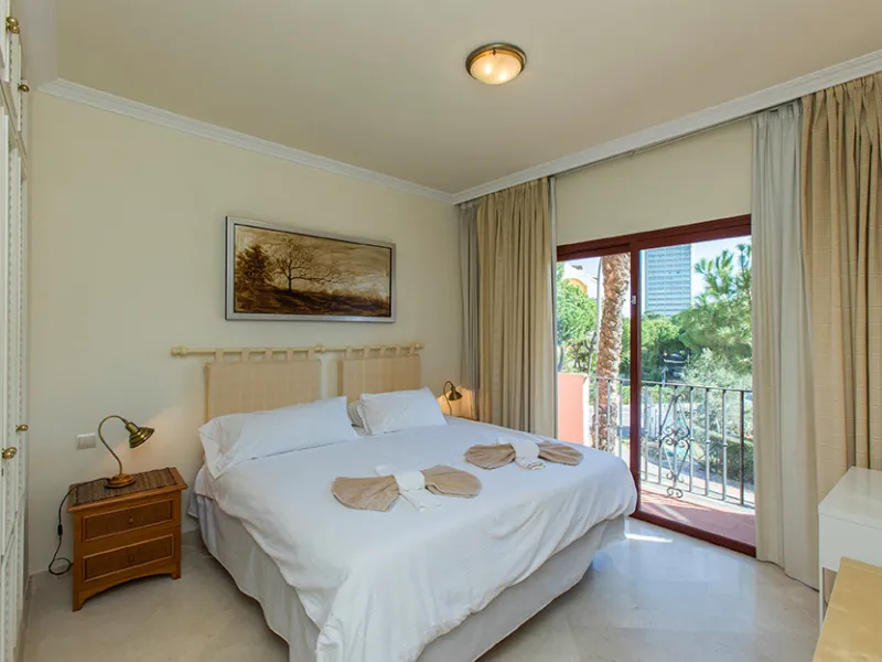 Ideally located on the sought-after beach side of Elviria, this spacious 3-bedroom, 2-bathroom apartment offers the perfect blend of comfort and convenience. Just a 2-minute stroll from Elviria's stunning sandy beaches and within walking distance to all l