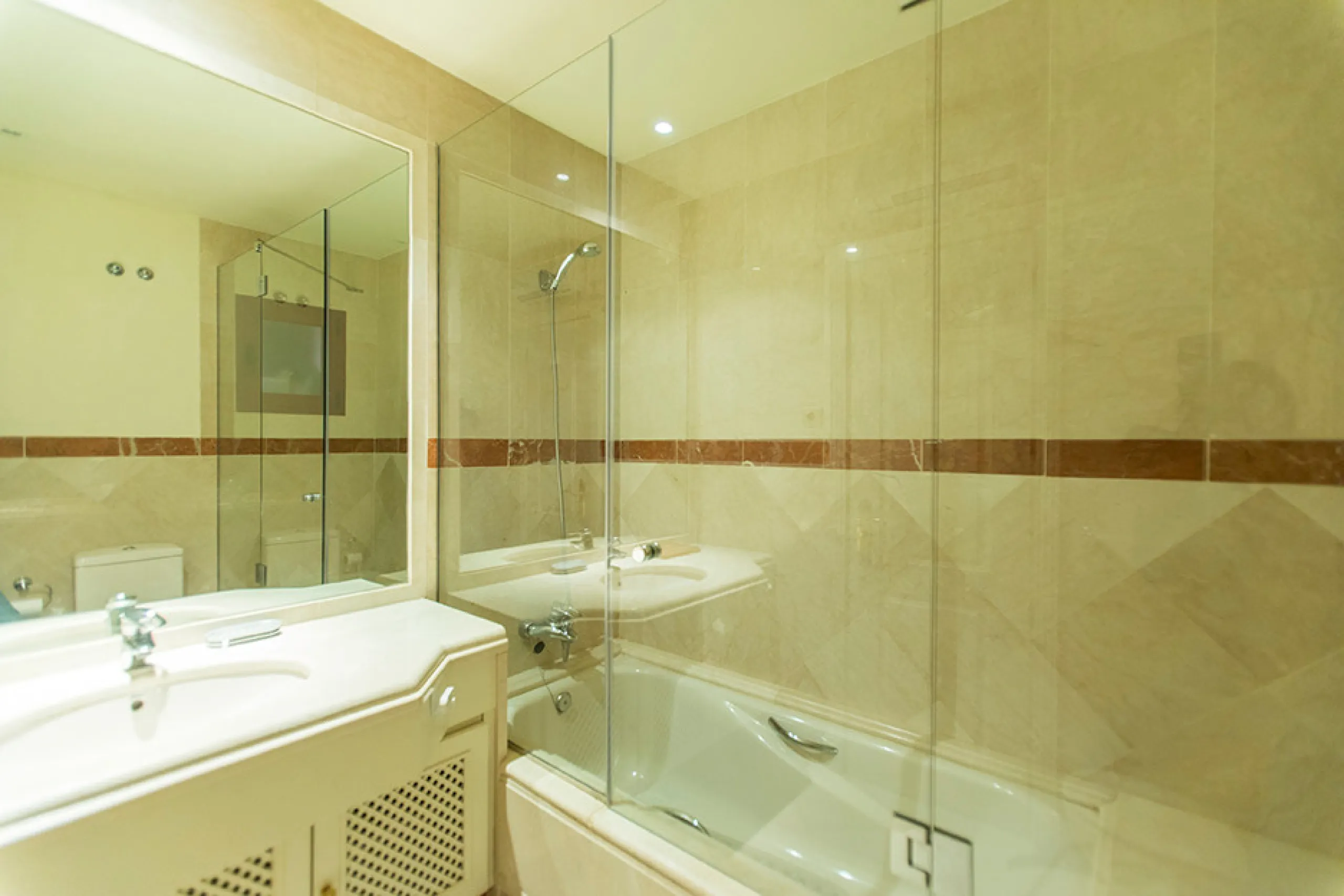 Ideally located on the sought-after beach side of Elviria, this spacious 3-bedroom, 2-bathroom apartment offers the perfect blend of comfort and convenience. Just a 2-minute stroll from Elviria's stunning sandy beaches and within walking distance to all l