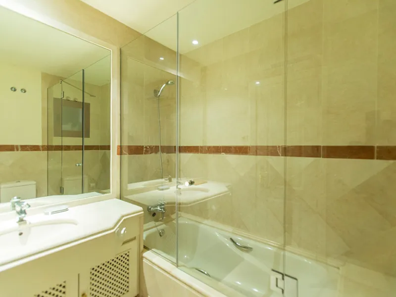 Ideally located on the sought-after beach side of Elviria, this spacious 3-bedroom, 2-bathroom apartment offers the perfect blend of comfort and convenience. Just a 2-minute stroll from Elviria's stunning sandy beaches and within walking distance to all l