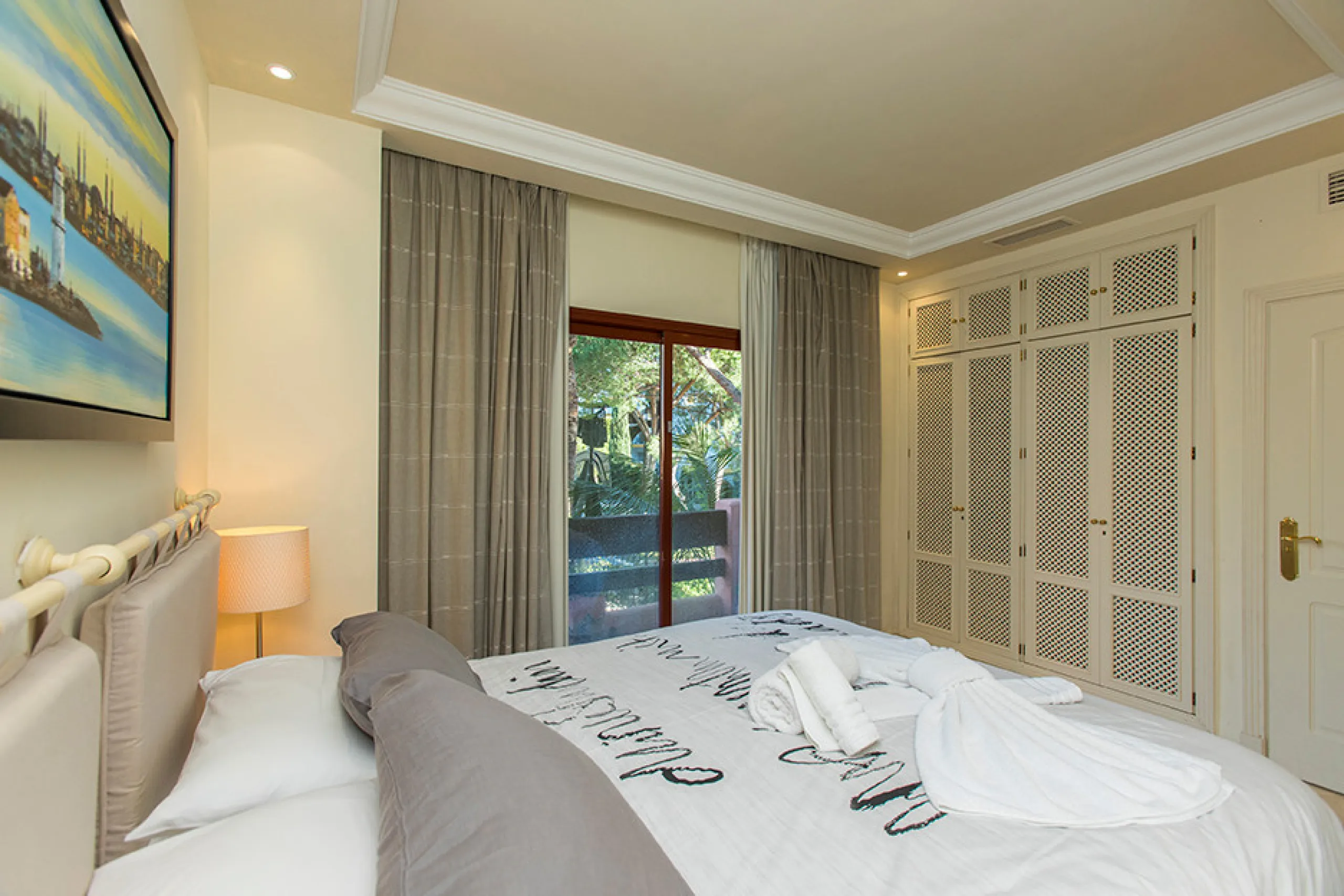 Ideally located on the sought-after beach side of Elviria, this spacious 3-bedroom, 2-bathroom apartment offers the perfect blend of comfort and convenience. Just a 2-minute stroll from Elviria's stunning sandy beaches and within walking distance to all l