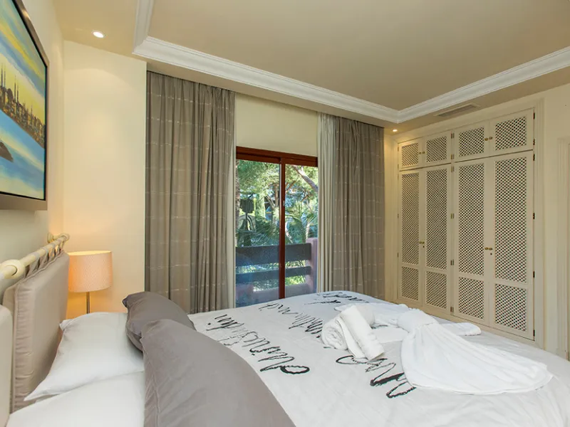 Ideally located on the sought-after beach side of Elviria, this spacious 3-bedroom, 2-bathroom apartment offers the perfect blend of comfort and convenience. Just a 2-minute stroll from Elviria's stunning sandy beaches and within walking distance to all l