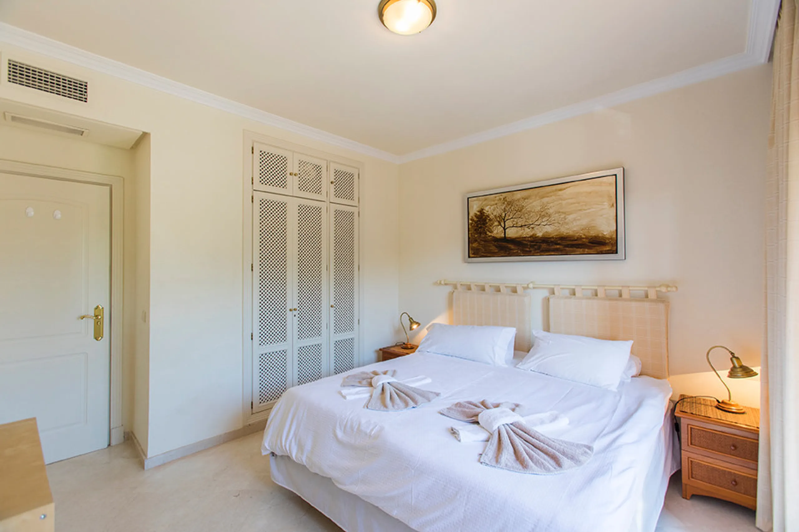 Ideally located on the sought-after beach side of Elviria, this spacious 3-bedroom, 2-bathroom apartment offers the perfect blend of comfort and convenience. Just a 2-minute stroll from Elviria's stunning sandy beaches and within walking distance to all l