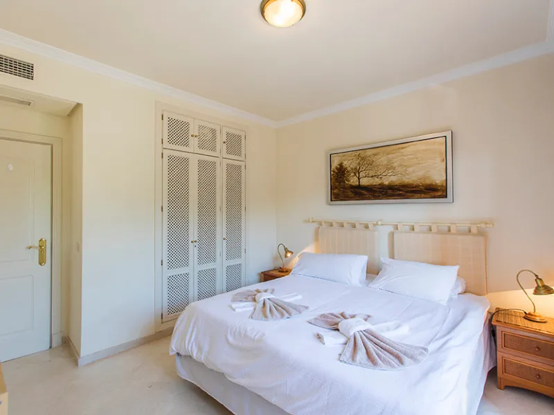 Ideally located on the sought-after beach side of Elviria, this spacious 3-bedroom, 2-bathroom apartment offers the perfect blend of comfort and convenience. Just a 2-minute stroll from Elviria's stunning sandy beaches and within walking distance to all l